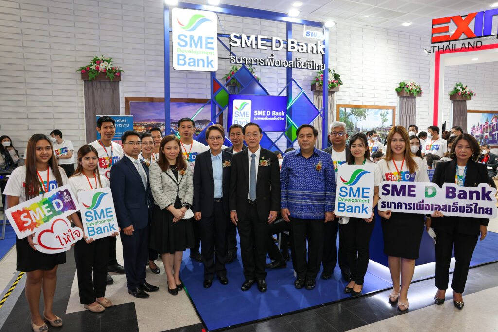 รมว.คลัง เปิดบูธ SME D Bank งานมหกรรมร่วมใจแก้หนี้