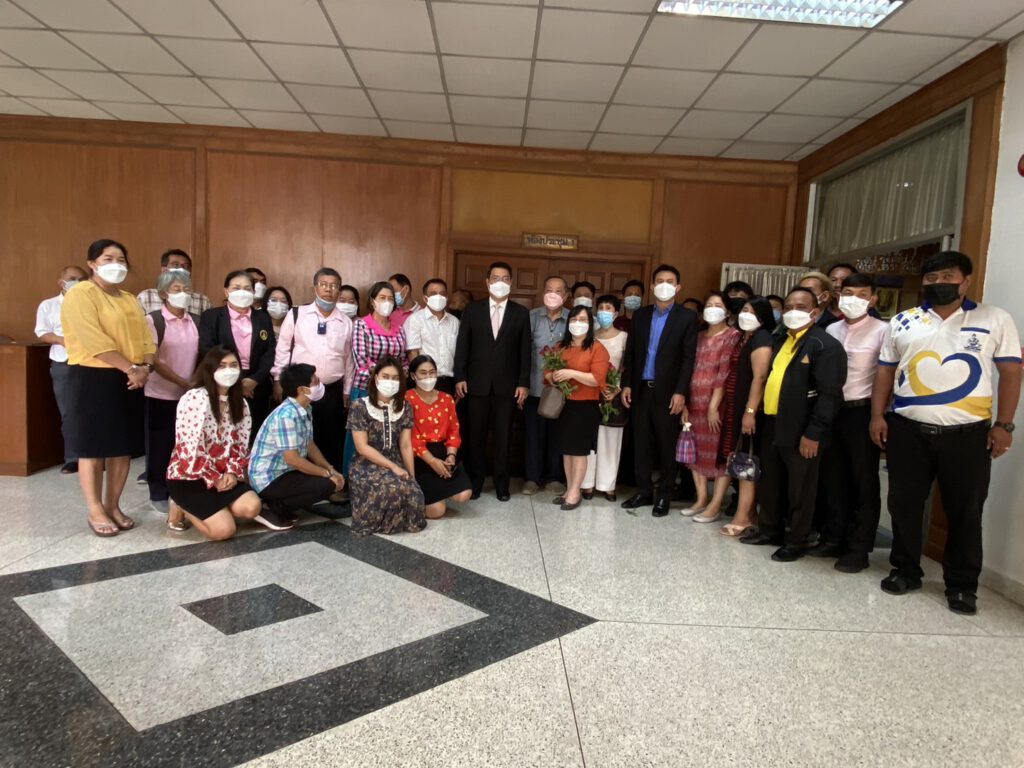 ลูกพ่อขุน แห่มอบดอกไม้ให้ “สืบพงศ์ ปราบใหญ่” กลับมานั่งเก้าอี้อธิบการบดี รามคำแหงอีกครั้ง