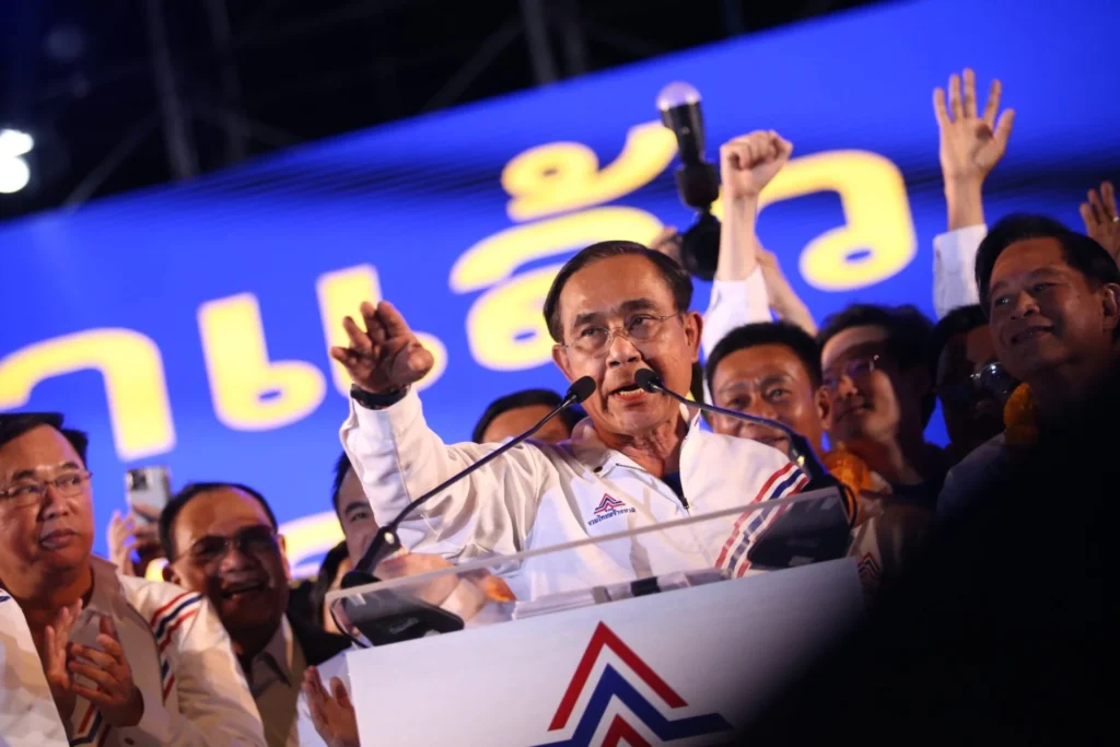 เลือดอีสานเต็มตัว! “บิ๊กตู่” ปราศรัย เมืองโคราช เปิดนโยบายใหม่ “บัตรสวัสดิการพลัส 1 พันบาท”