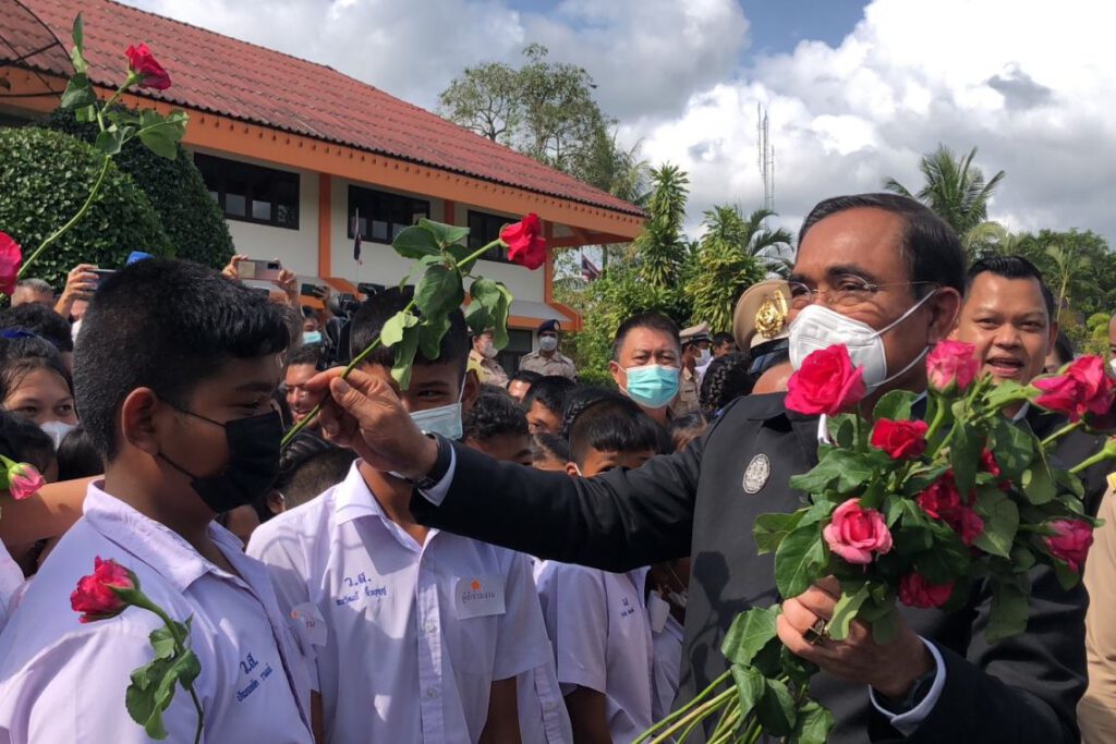 “ลูกหมี” นำทีม รทสช.เมืองคอน รับ “บิ๊กตู่” กองเชียร์กระหึ่ม ชูป้ายพรึ่บ “คนใต้รักจริง”