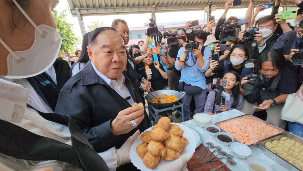 “ลุงป้อม” ลุยเมืองกรุงเก่าไหว้พระ-ไปสระบุรี ผัดไส้กะหรี่ปั๊บโชว์ ปลื้ม คนเชียร์เป็นนายกฯ