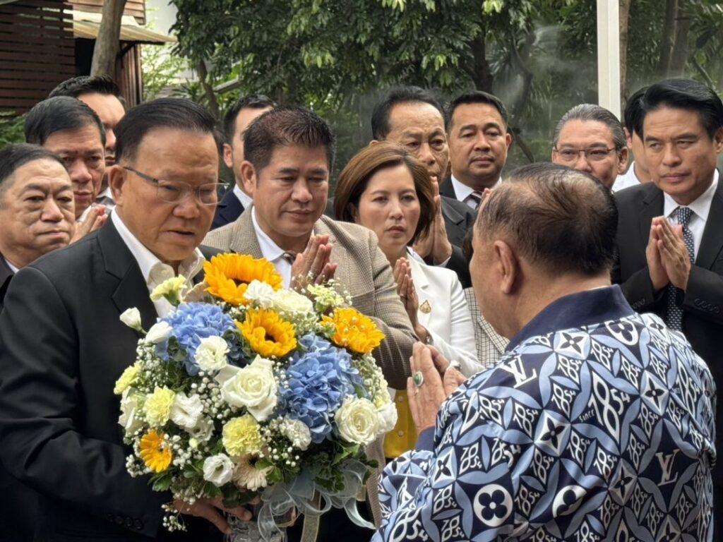 ‘บิ๊กป้อม’ เปิดบ้านป่ารอยต่อฯ ให้ลูกพรรค พปชร. อวยพรครบรอบวันเกิด 79 ปี