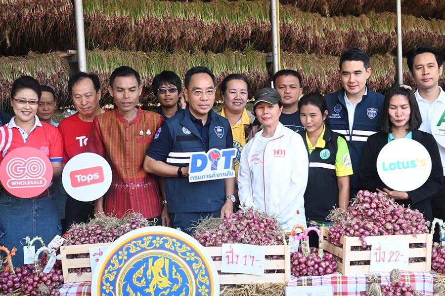 ‘พาณิชย์’ ลงพื้นที่เกาะติด ‘หอมแดงศรีสะเกษ’ – ขนทัพ ‘ผู้ส่งออก/ผู้ค้า’ เข้ารับซื้อดันราคาขายช่วยเกษตรกร