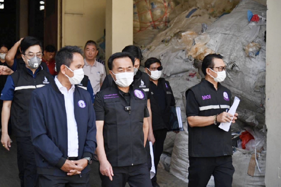 ‘ยศสิงห์’ บุก รง.ผลิตเม็ดพลาสติก จ.นครปฐม สั่งแก้ไขกลิ่นรบกวน